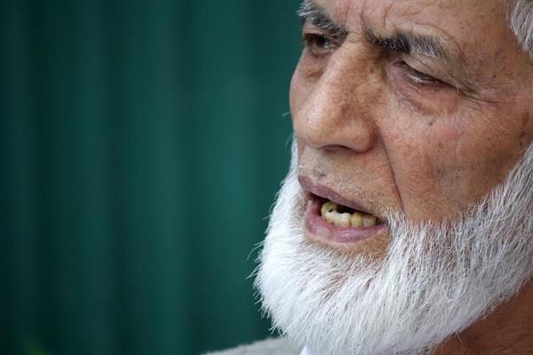 Geelani appeals people to offer Friday prayers at Aripanthan